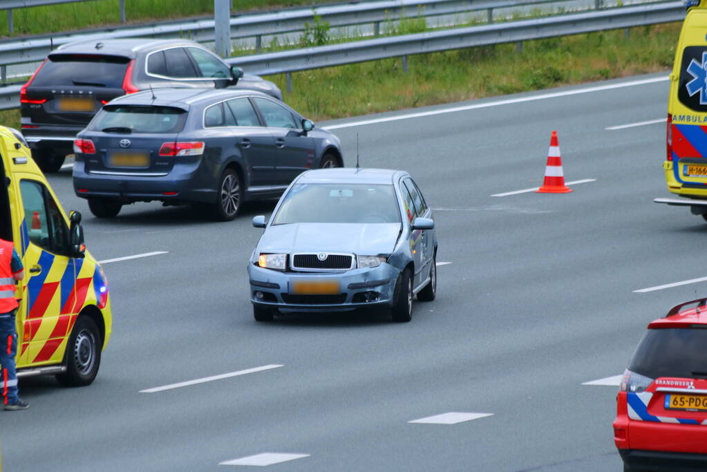 Auto zwaar beschadigd na botsing op snelweg