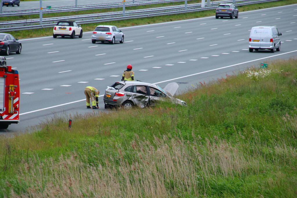 Auto zwaar beschadigd na botsing op snelweg