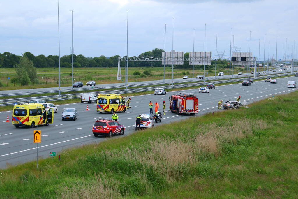 Auto zwaar beschadigd na botsing op snelweg