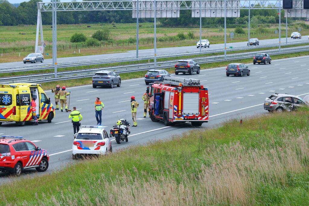 Auto zwaar beschadigd na botsing op snelweg