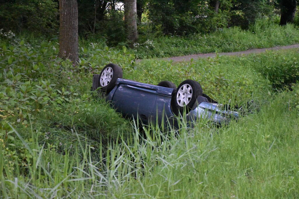 Auto belandt ondersteboven in sloot