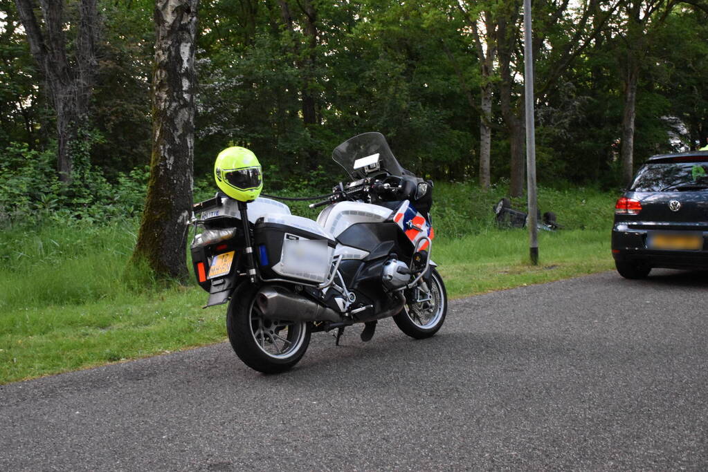 Auto belandt ondersteboven in sloot