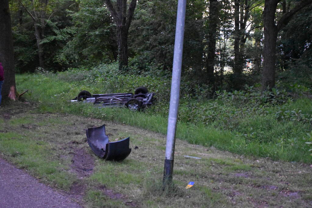 Auto belandt ondersteboven in sloot