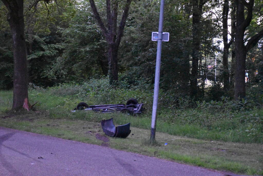 Auto belandt ondersteboven in sloot
