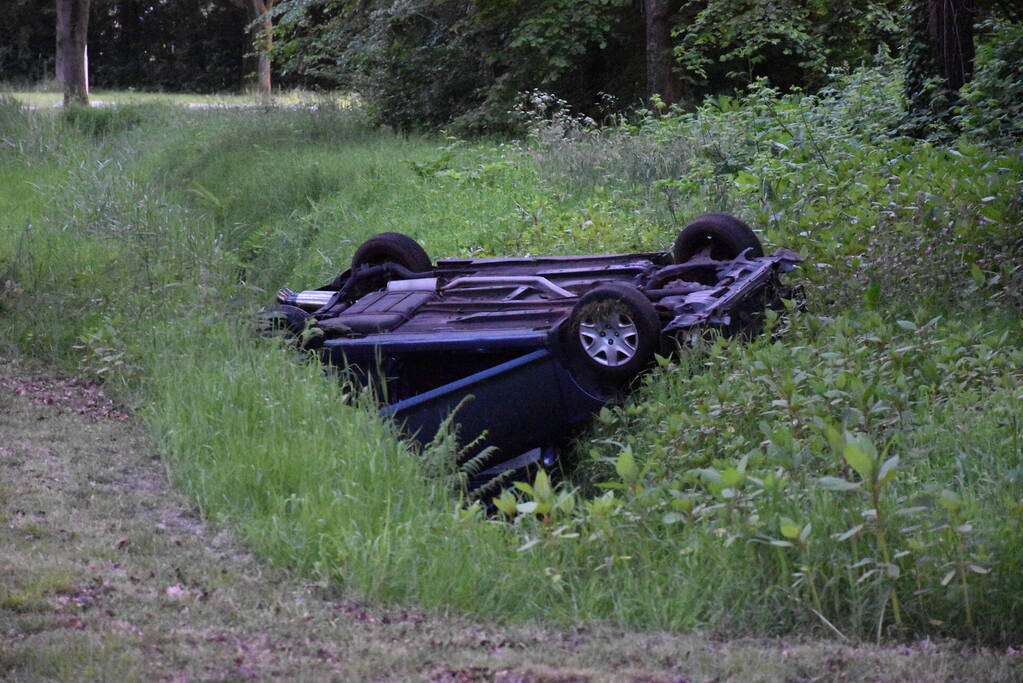 Auto belandt ondersteboven in sloot