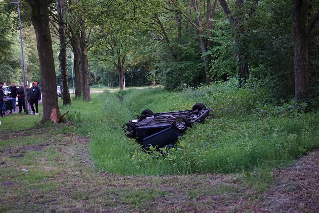 Auto belandt ondersteboven in sloot