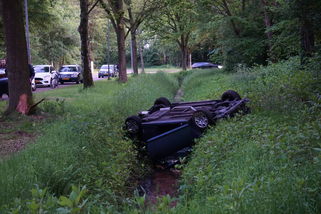 Auto belandt ondersteboven in sloot