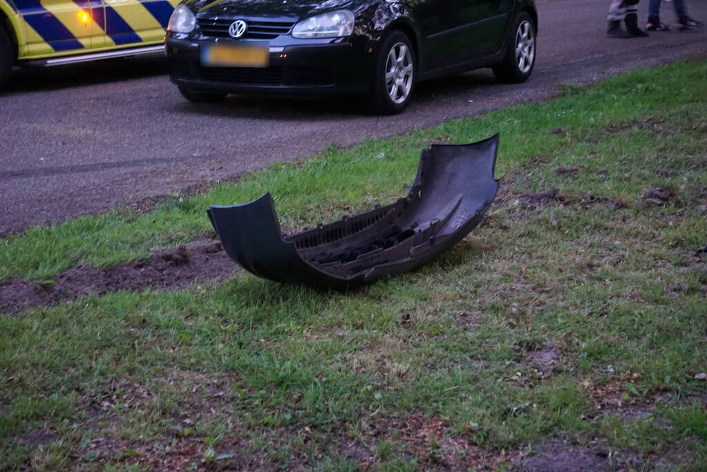 Auto belandt ondersteboven in sloot