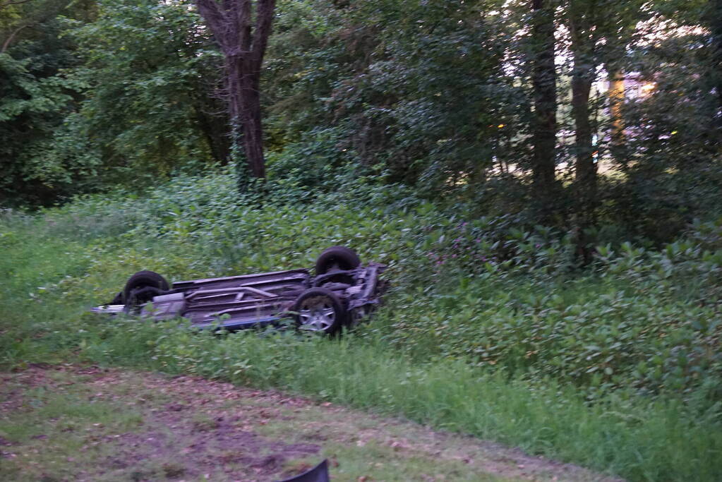 Auto belandt ondersteboven in sloot