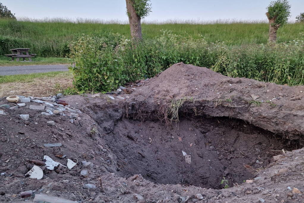 Raadselachtig gat ontdekt langs dijk