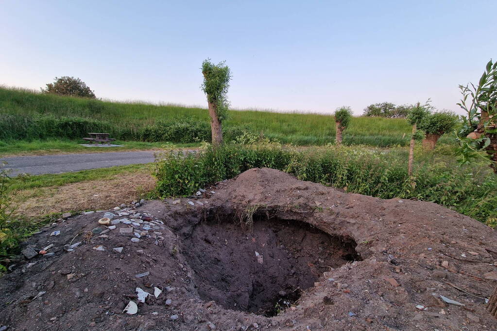 Raadselachtig gat ontdekt langs dijk