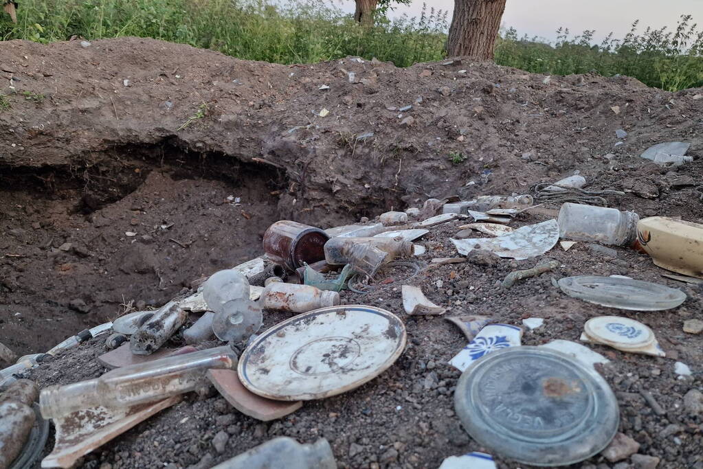 Raadselachtig gat ontdekt langs dijk