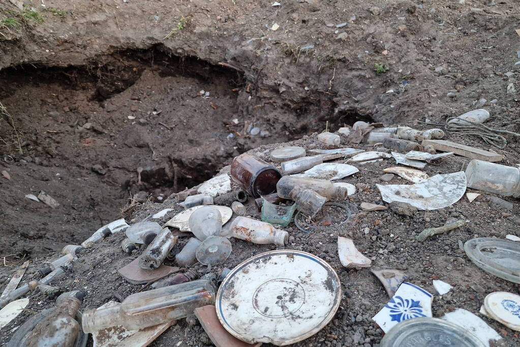 Raadselachtig gat ontdekt langs dijk