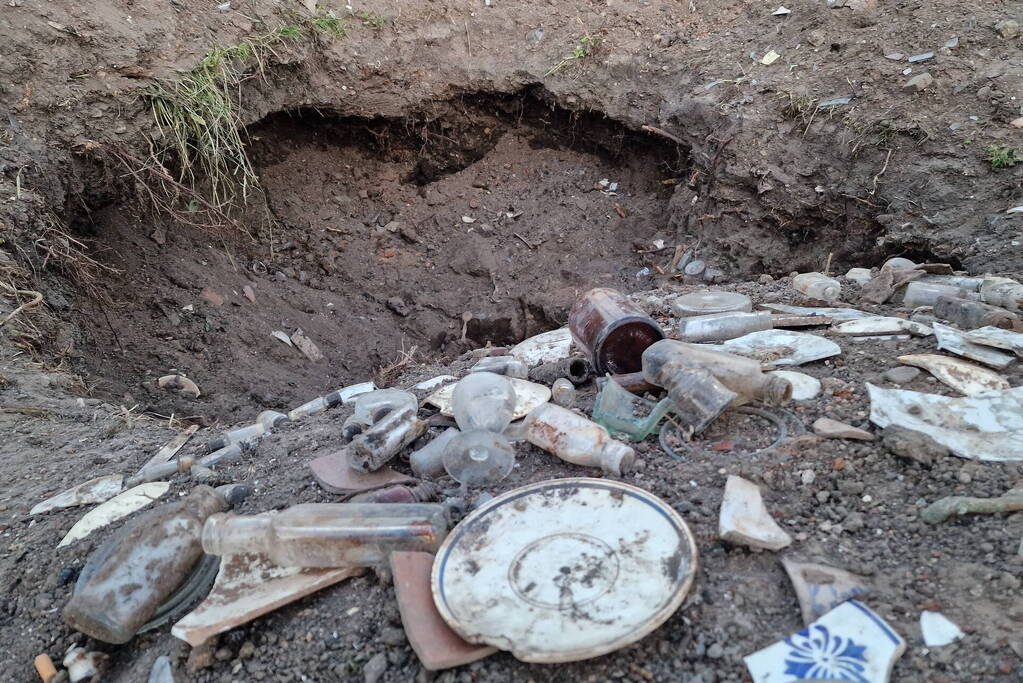 Raadselachtig gat ontdekt langs dijk