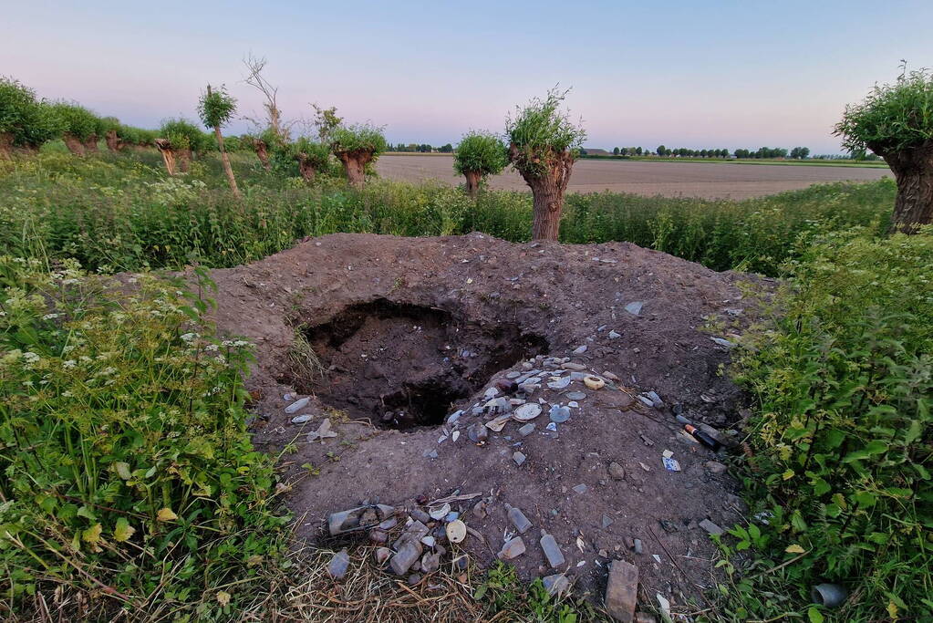 Raadselachtig gat ontdekt langs dijk