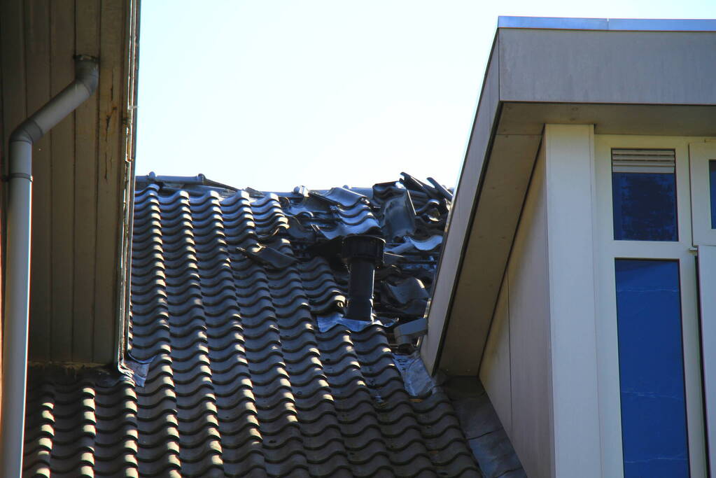 Brand op dak van vluchtelingenopvang