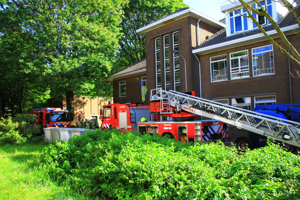 Brand op dak van vluchtelingenopvang