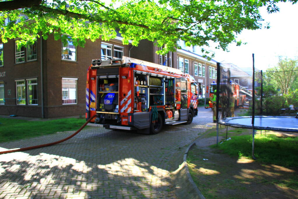 Brand op dak van vluchtelingenopvang