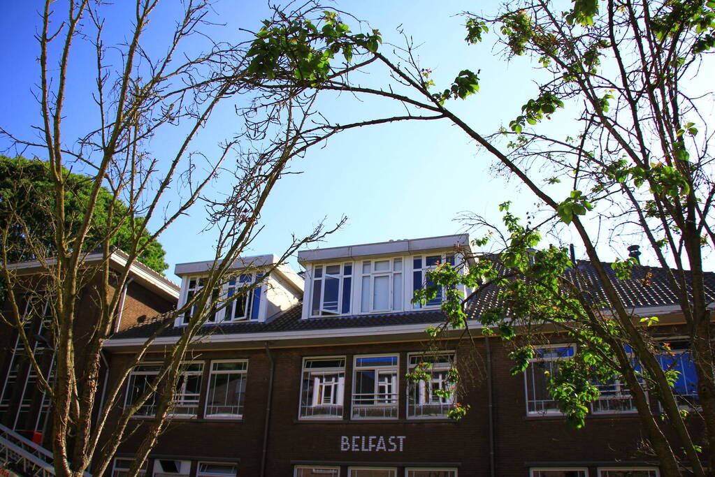 Brand op dak van vluchtelingenopvang