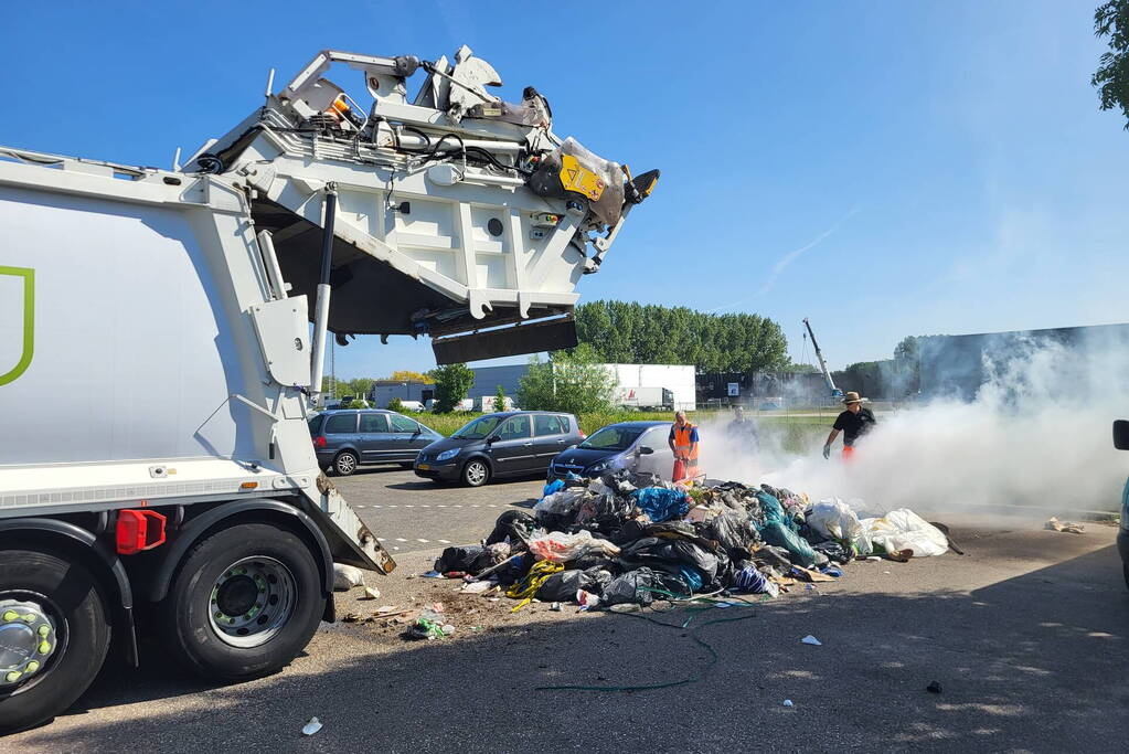 Inhoud vuilniswagen vliegt in brand