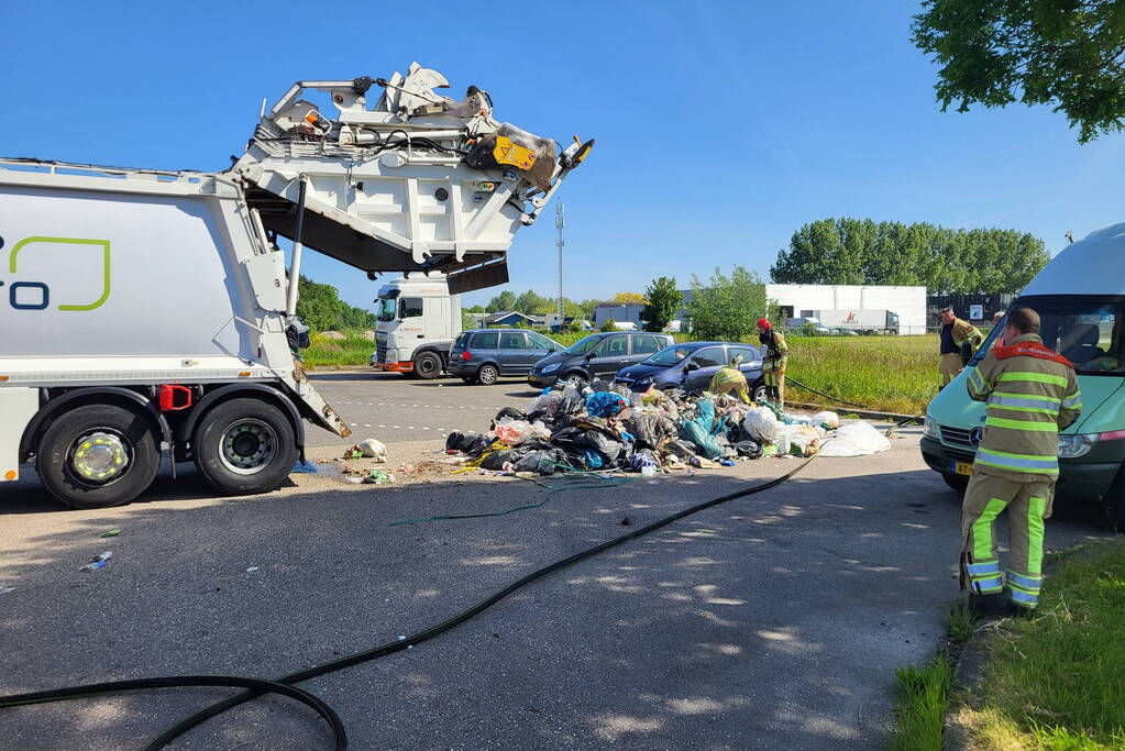 Inhoud vuilniswagen vliegt in brand