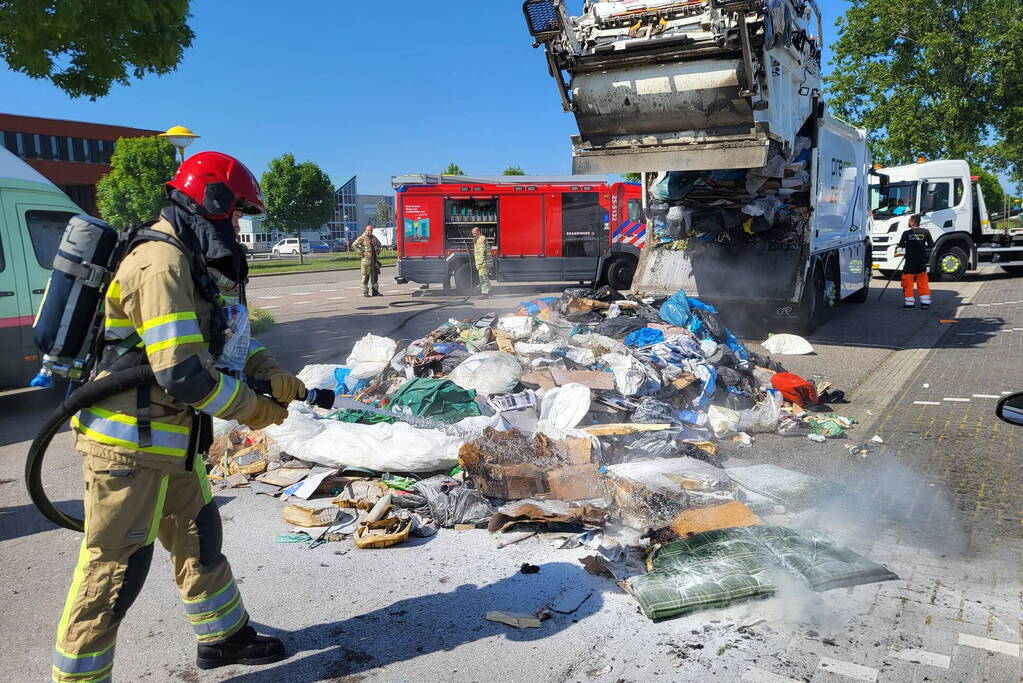 Inhoud vuilniswagen vliegt in brand