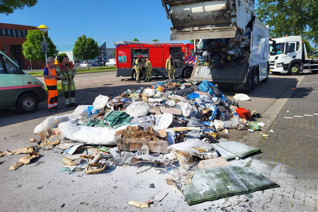 Inhoud vuilniswagen vliegt in brand