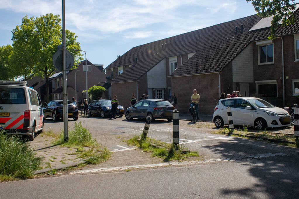 Auto en scooter botsen op kruising