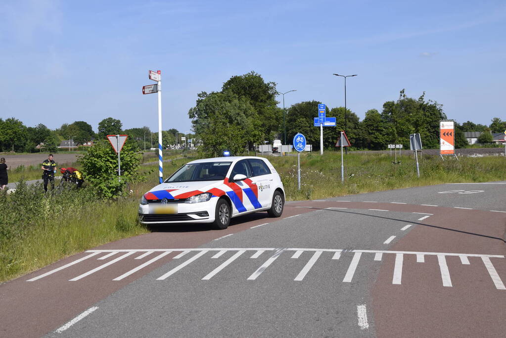 Twee fietsers botsen op fietspad