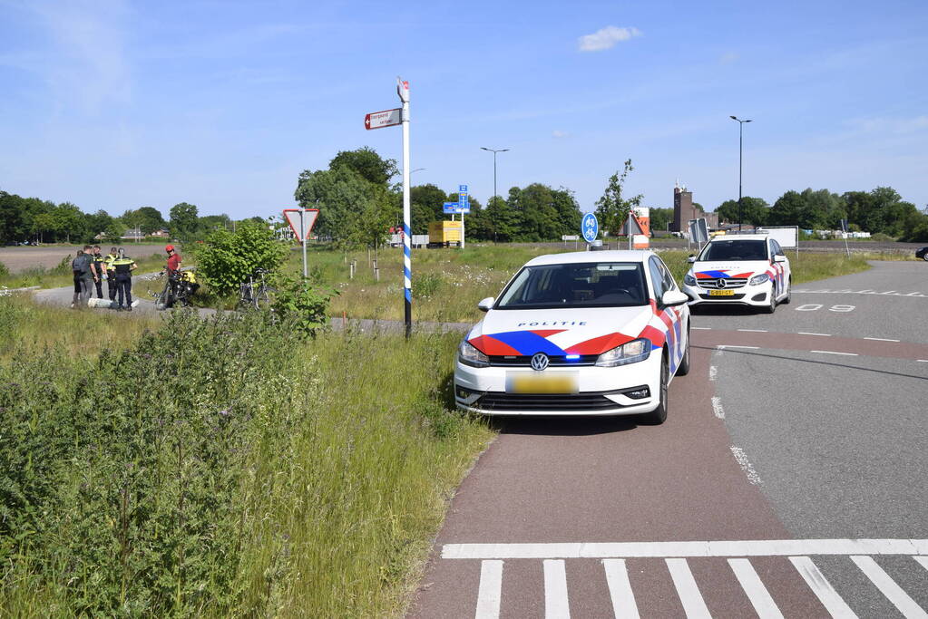 Twee fietsers botsen op fietspad