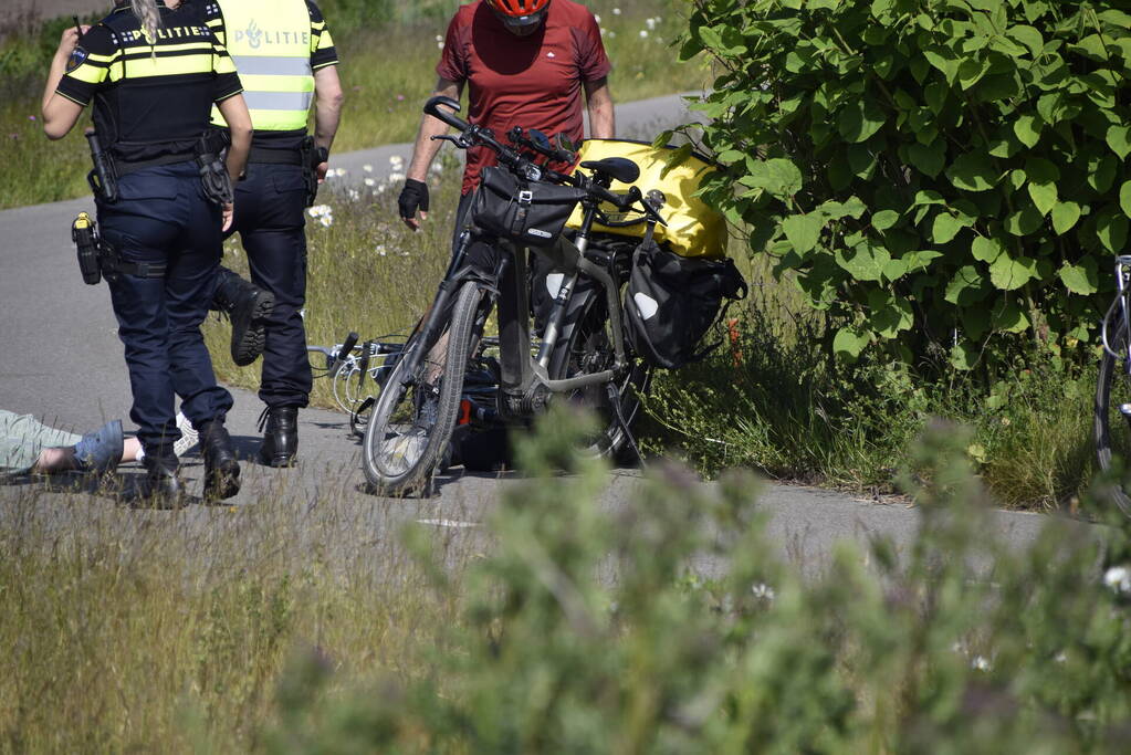 Twee fietsers botsen op fietspad