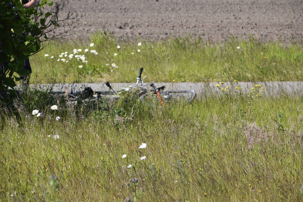 Twee fietsers botsen op fietspad