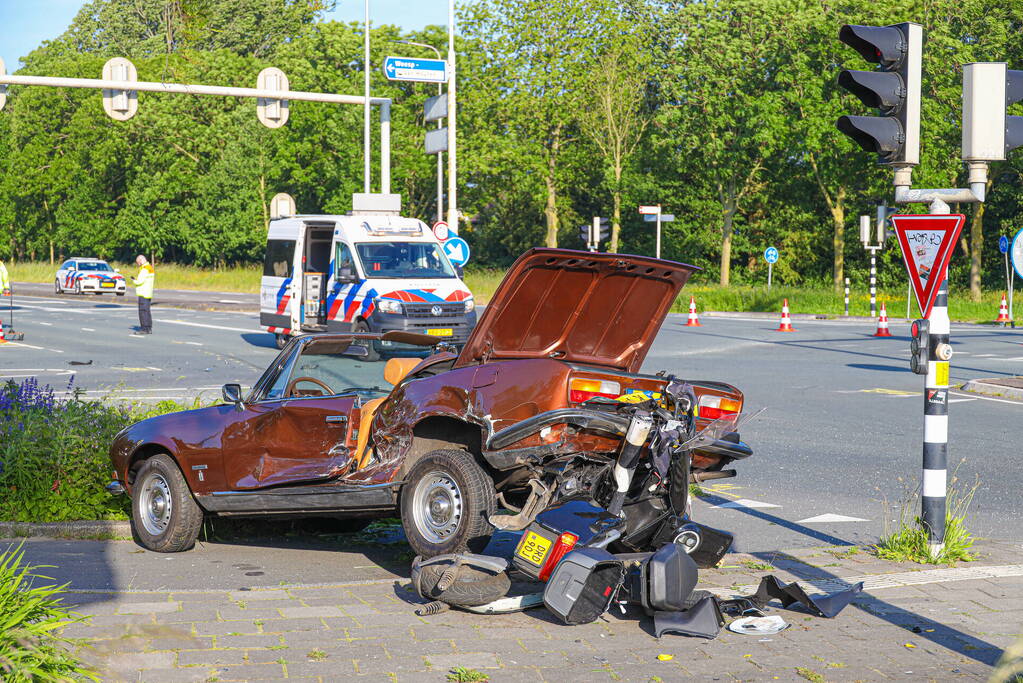 Cabriolet eindigde bovenop brommer