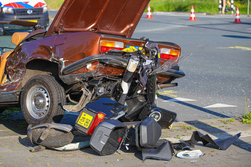 Cabriolet eindigde bovenop brommer