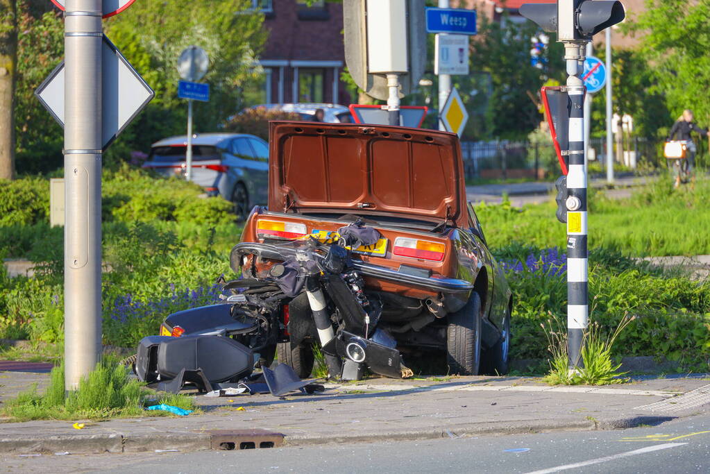 Cabriolet eindigde bovenop brommer