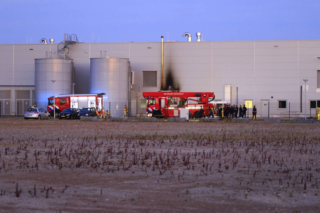 Hevige brand in afzuiginstallatie van blikjesfabriek