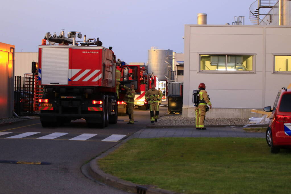 Hevige brand in afzuiginstallatie van blikjesfabriek