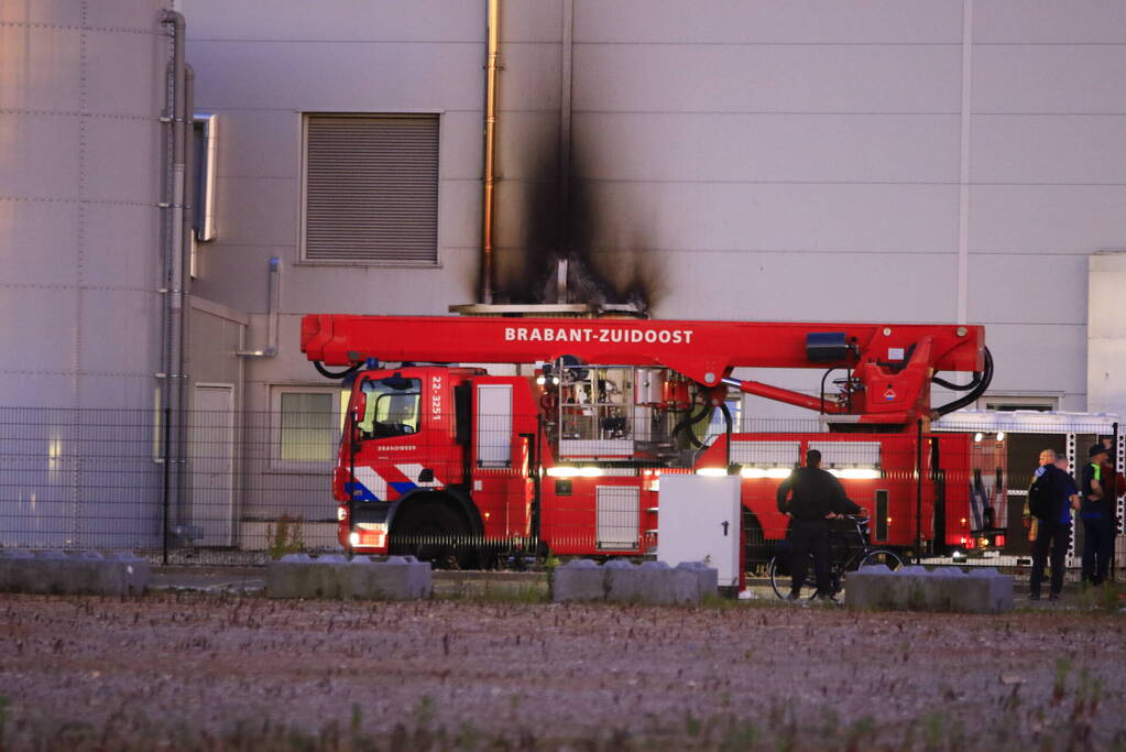 Hevige brand in afzuiginstallatie van blikjesfabriek