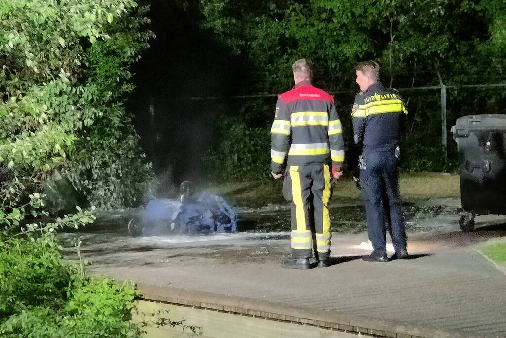 Container met oud papier in brand