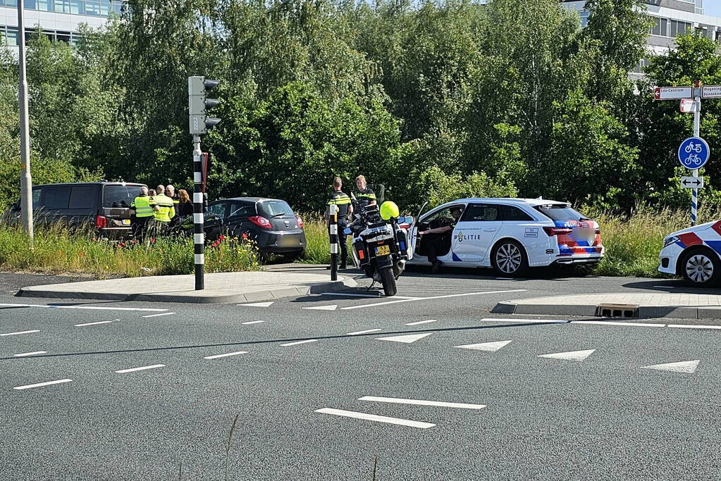 Automobilist botst op flits bestelbus van politie