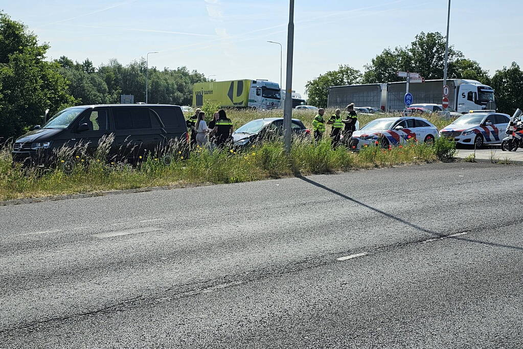 Automobilist botst op flits bestelbus van politie