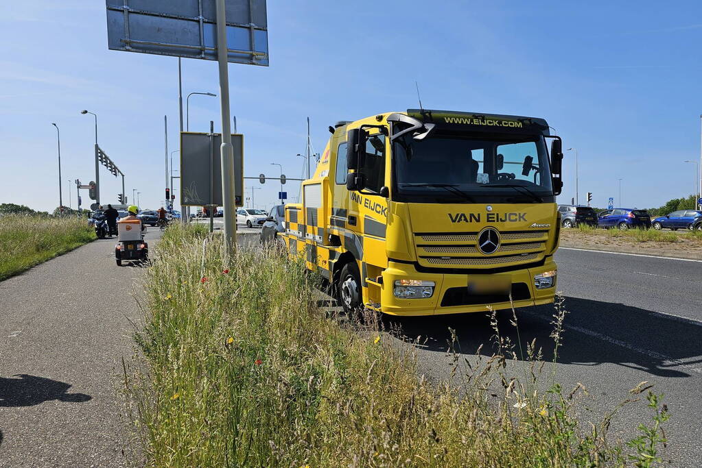 Automobilist botst op flits bestelbus van politie