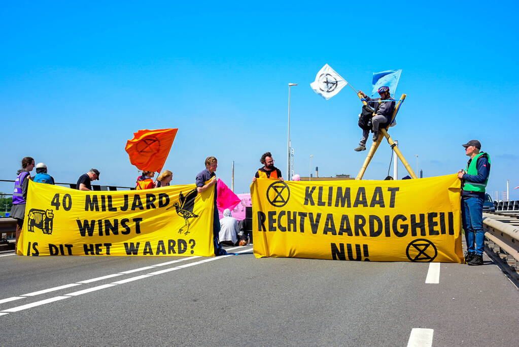 Demonstranten Extinction Rebellion blokkeren toegangsweg Shell