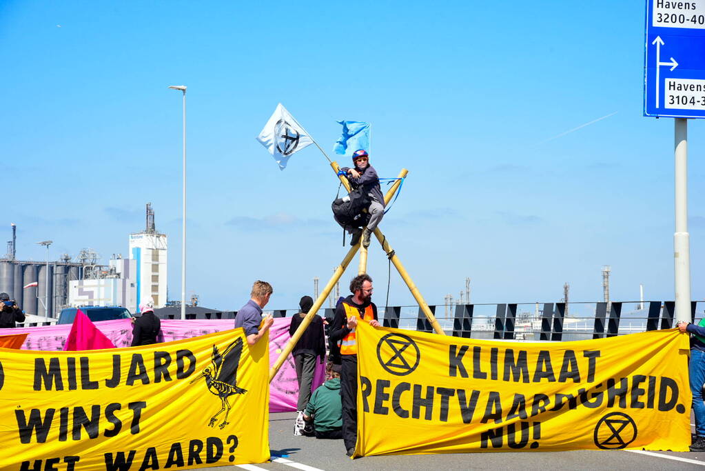 Demonstranten Extinction Rebellion blokkeren toegangsweg Shell