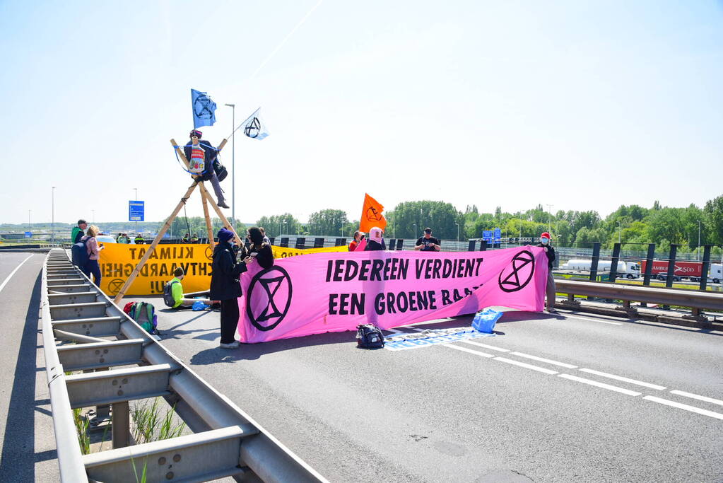 Demonstranten Extinction Rebellion blokkeren toegangsweg Shell