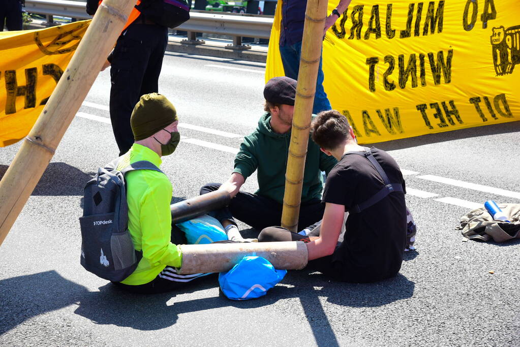 Demonstranten Extinction Rebellion blokkeren toegangsweg Shell