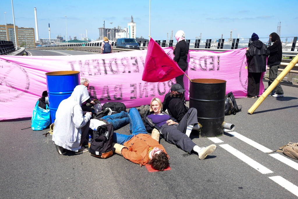 Demonstranten Extinction Rebellion blokkeren toegangsweg Shell