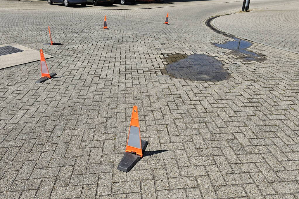 Water komt omhoog door ondergrondse waterlekkage