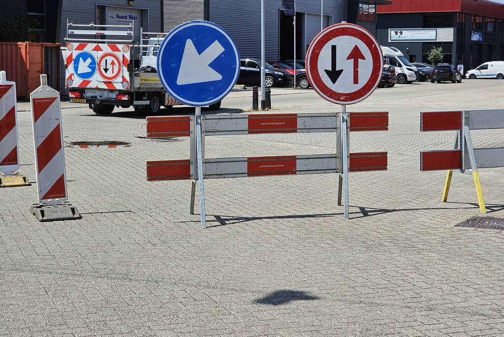 Water komt omhoog door ondergrondse waterlekkage