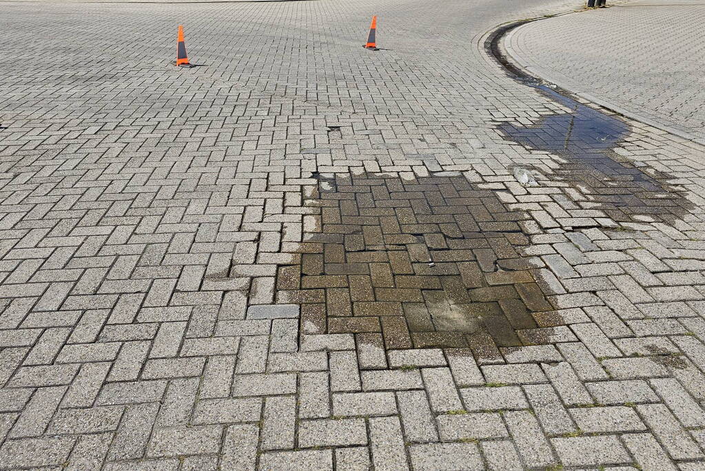 Water komt omhoog door ondergrondse waterlekkage